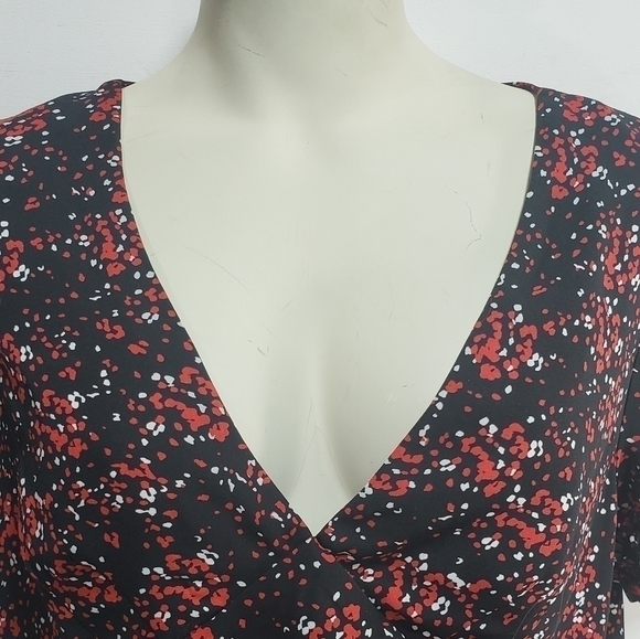 Dynamite Short Sleeve Patterned Red Blouse - Picture 3 of 6